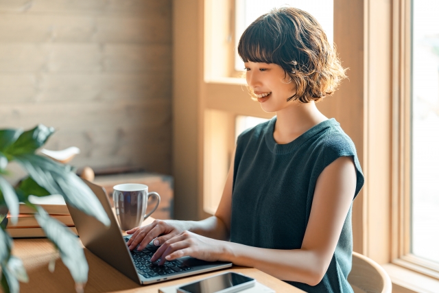 PCで検索をする女性